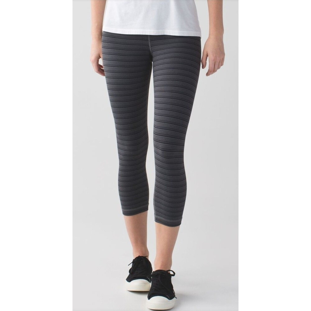 Lululemon sz 8 Wunder Under 21" Crop Textured Black Grey Stripes w/Repaired Seam
